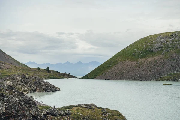 Prachtig Uitzicht Bergmeer Achtergrond Van Bergen Aan Horizon Onder Bewolkte — Stockfoto