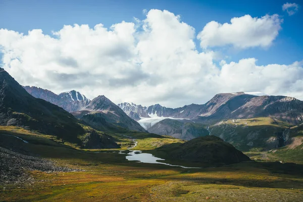 Scenic Alpine Landschap Met Bergmeer Zonovergoten Groene Vallei Gletsjer Onder — Stockfoto