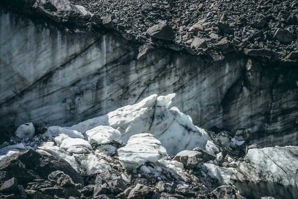 亀裂や傷を持つ氷河の壁の近くの氷河と自然背景 氷の壁と氷のブロックと自然背景 太陽の下で光沢のある氷の壁と氷のブロックと美しい風景 — ストック写真