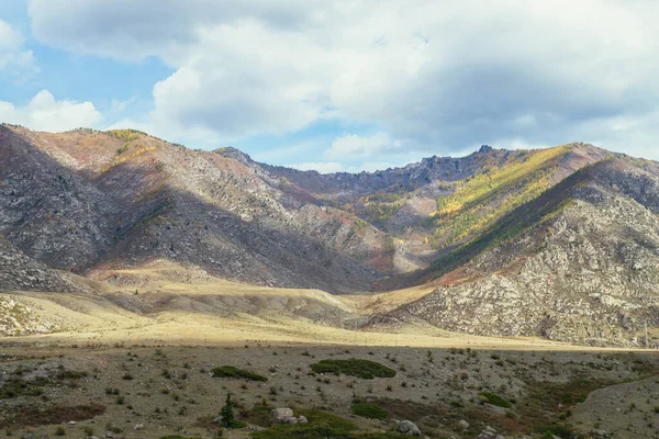 Sunny Variopinto Paesaggio Autunnale Con Luce Solare Oro Grande Montagna — Foto Stock