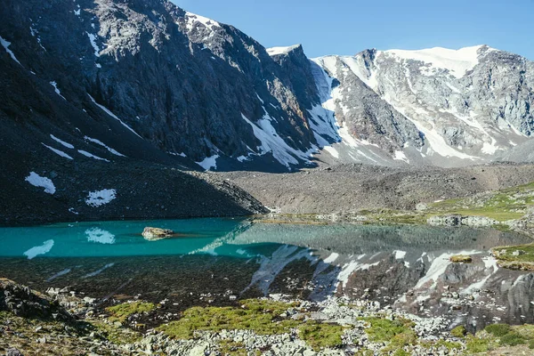 雪山映衬在冰湖清澈的水中 清澈的天空下 美丽的阳光普照 山湖水面上的冰川反射 岩石上的雪反映在高山湖中 — 图库照片