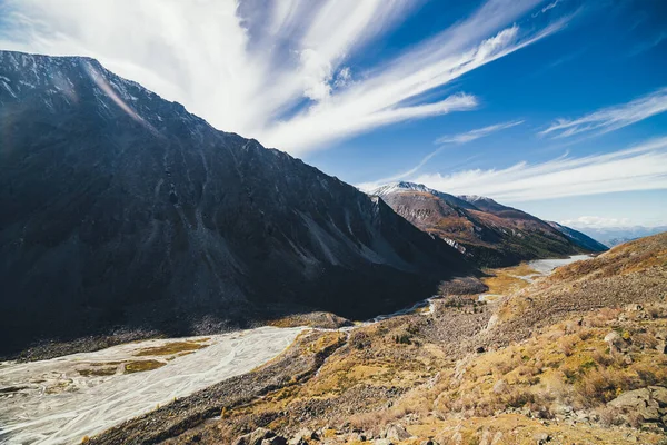 Pintoresco Paisaje Montañoso Con Río Montaña Lago Valle Entre Altas — Foto de Stock