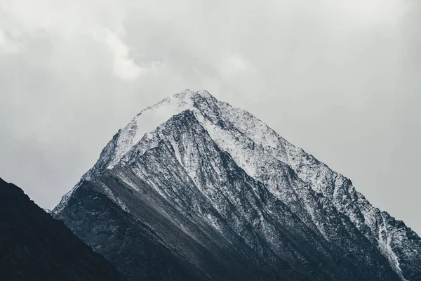 Donker Atmosferisch Landschap Met Hoge Zwarte Rotsachtige Bergtop Met Sneeuw — Stockfoto