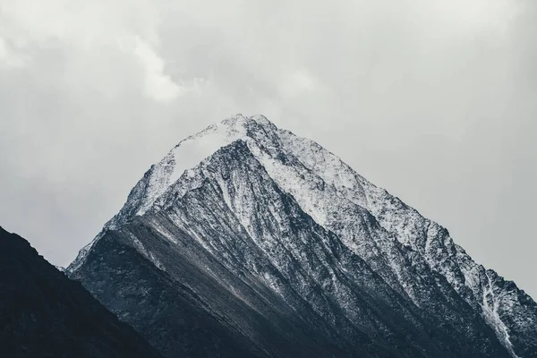 Paisagem Atmosférica Escura Com Alta Montanha Rochosa Preta Com Neve Fotografia De Stock