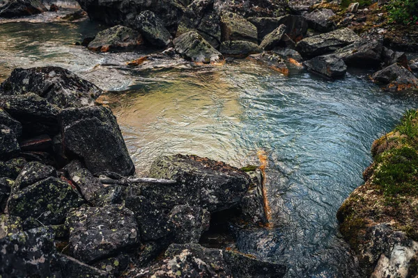 Sfondo Paesaggistico Acque Turchesi Limpide Tra Rocce Con Muschi Licheni — Foto Stock