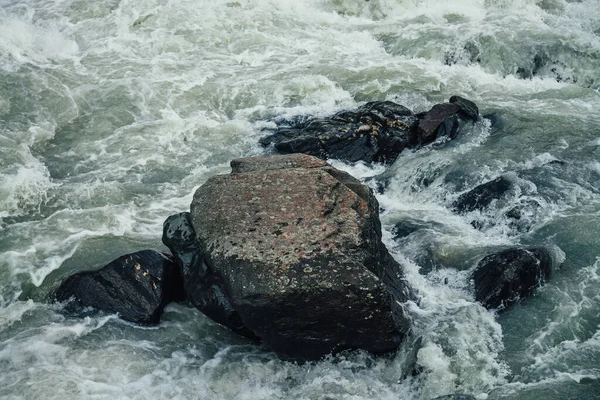 山の川に巨大な石と大気自然背景 強力な水の流れを閉じるには大きな岩 波に大きな岩と自然背景 石と暗いターコイズ山の川 — ストック写真