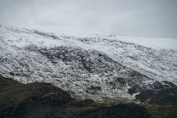 Minimalistyczny Krajobraz Górski Śnieżnymi Górami Pod Zachmurzonym Niebem Snowbound Wysokie — Zdjęcie stockowe