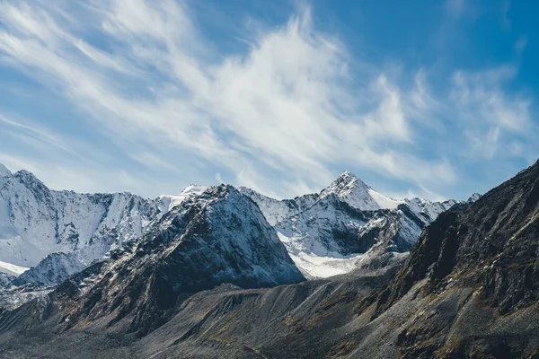 Alpenlandschap Met Hoge Besneeuwde Berg Met Toppen Onder Cirruswolken Lucht — Stockfoto