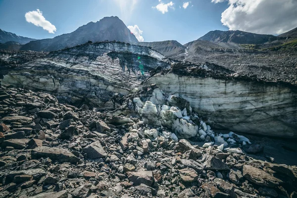 Landschaftlich Reizvolle Hochlandlandschaft Mit Großen Rissigen Gletschern Mit Kratzern Zwischen — Stockfoto