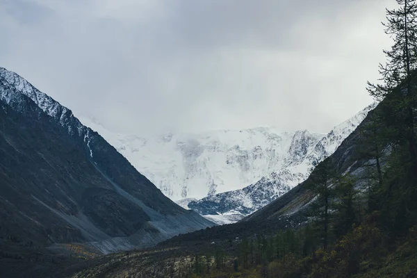 Sfeervol Landschap Met Grote Sneeuwbergen Onder Bewolkte Hemel Dramatisch Landschap — Stockfoto