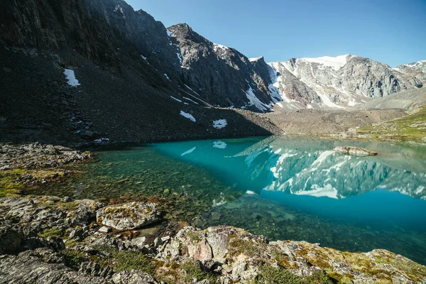 Der Schneebedeckte Berg Spiegelt Sich Klaren Wasser Des Gletschersees Schöne — Stockfoto