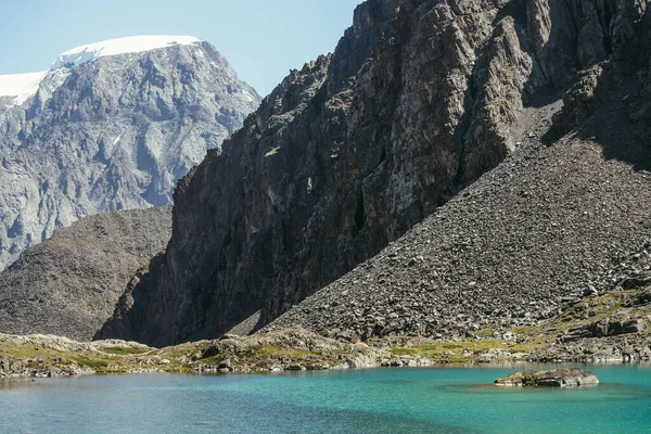 Scenic Landschap Met Azuurblauwe Bergmeer Besneeuwde Bergtop Zonlicht Turkoois Helder — Stockfoto