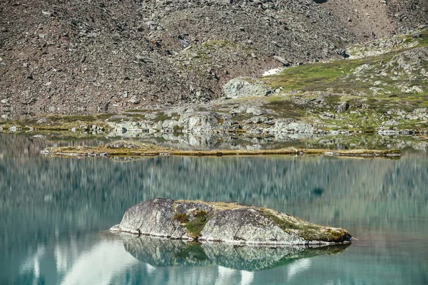 Βράχος Στην Τιρκουάζ Λίμνη Χιονισμένο Βουνό Αντανακλάται Στο Γαλάζιο Καθαρό — Φωτογραφία Αρχείου
