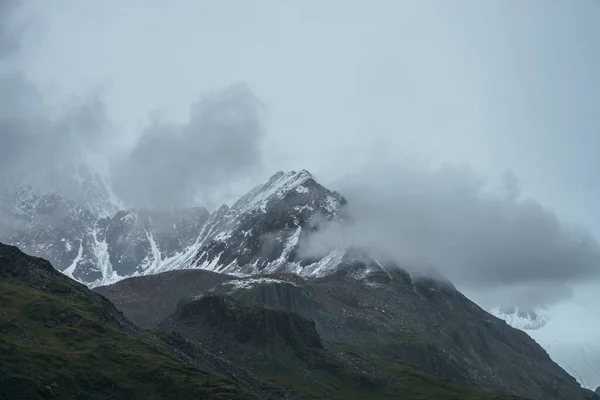 Atmosferyczny Alpejski Krajobraz Wspaniałym Szczytem Gór Śniegiem Niskich Chmurach Dramatyczna — Zdjęcie stockowe