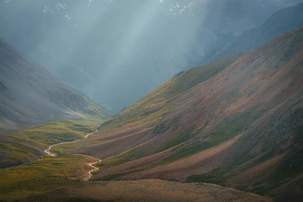 Die Malerische Berglandschaft Des Kunterbunten Gebirgstals Mit Dem Fluss Den — Stockfoto