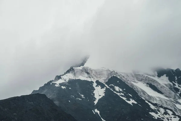 Minimalistisk Monokrom Atmosfäriskt Bergslandskap Med Stor Snöig Bergstopp Låga Moln — Stockfoto