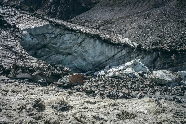 Naturskönt Landskap Med Mäktiga Fjällälvar Som Börjar Från Glaciär Med — Stockfoto