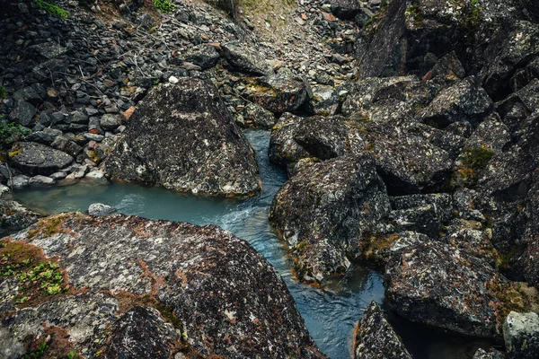 청록색의 풍경을 배경으로 바위들 사이에이끼와이끼 흐르고 개울에 성가신 돌들이 대기권의 — 스톡 사진