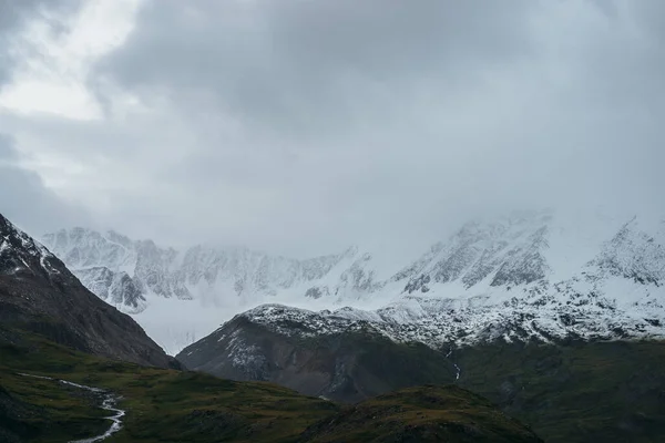 Minimalistyczny Ponury Krajobraz Górski Zaśnieżonymi Wysokimi Górami Pochmurną Pogodę Śnieżne — Zdjęcie stockowe
