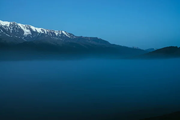 Paisaje Montañas Atmosféricas Con Densa Niebla Gran Cordillera Nieve Bajo — Foto de Stock