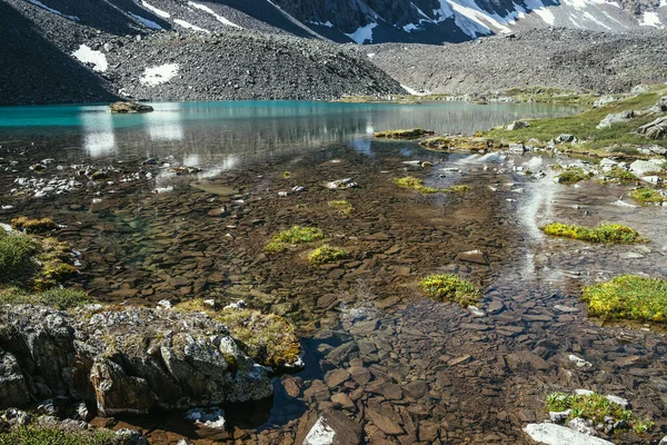 美丽的风景 碧绿的山湖 清澈的水 石质的底部 碧绿的冰湖 阳光下水面清澈 高山湖畔白雪绿草 — 图库照片