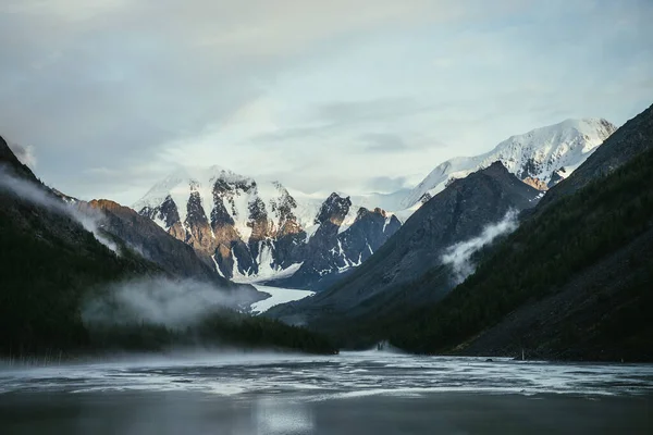 Malowniczy Alpejski Krajobraz Śnieżnym Szczytem Góry Złocistym Słońcu Górskim Jeziorem — Zdjęcie stockowe