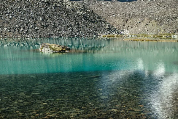 Beau Paysage Avec Une Roche Mousseuse Dans Lac Montagne Turquoise — Photo