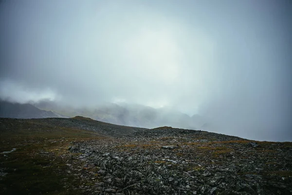 Ciemny Atmosferyczny Krajobraz Skraju Otchłani Wyżynach Niebezpieczne Góry Otchłań Wśród — Zdjęcie stockowe