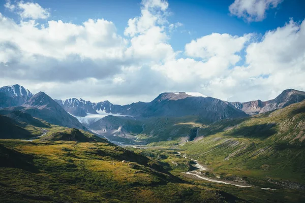 Scenic Groen Blauw Alpine Landschap Met Bergrivier Hoogland Vallei Zonlicht — Stockfoto