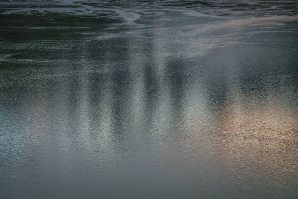 황금빛의 호수의 듭니다 표면에는 명상적 물결이 자연은 금호의 배경입니다 자연적 — 스톡 사진
