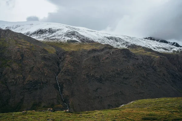 Minimalistische Alpine Landschaft Mit Schneebedeckten Bergen Bei Bewölktem Himmel Tiefe — Stockfoto