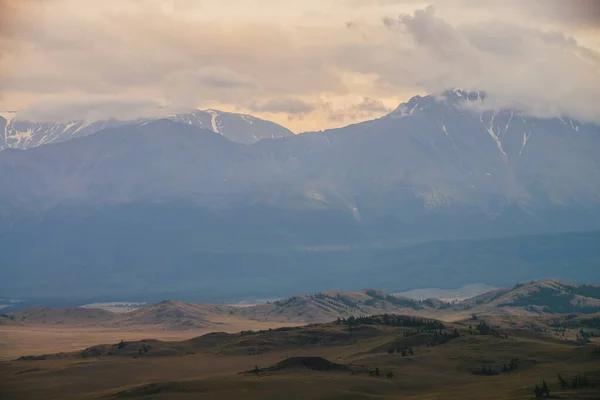 Malowniczy Krajobraz Doliną Alpejską Grzbietem Górskim Pod Żółtym Świtem Zachmurzone — Zdjęcie stockowe