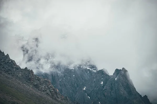 Σκούρο Ατμοσφαιρικό Σουρεαλιστικό Τοπίο Σκοτεινή Βραχώδη Κορυφή Βουνού Χαμηλά Σύννεφα — Φωτογραφία Αρχείου