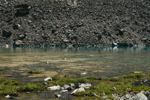 Cenário Colorido Com Grama Pedras Perto Lago Montanha Bela Paisagem — Fotografia de Stock