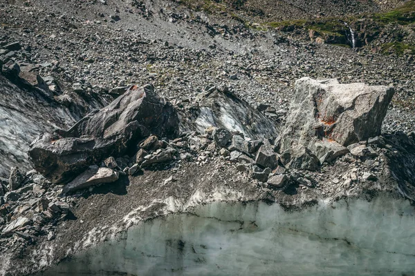 亀裂や傷を持つ氷河の近くの秋と自然背景 氷の壁と朝の自然な背景 輝く氷の壁と太陽の下で石と美しい風景 氷河の質感 — ストック写真