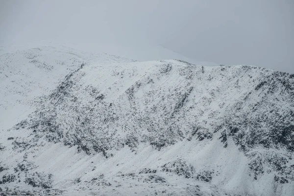 Paisagem Montanha Nebulosa Com Neve Branca Rochas Pretas Céu Nublado — Fotografia de Stock