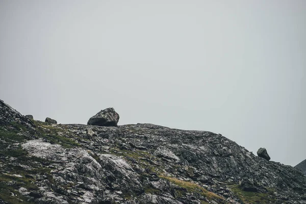 대기는 꼭대기에 바위가 아래에 돌들이 최소한의 지형이다 날씨에는 바위투성이 꼭대기에 — 스톡 사진