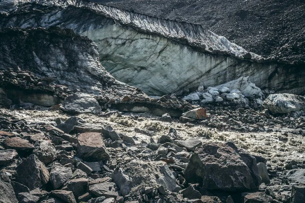 Die Malerische Landschaft Des Gebirgsflusses Beginnt Gletscher Mit Großen Moränen — Stockfoto