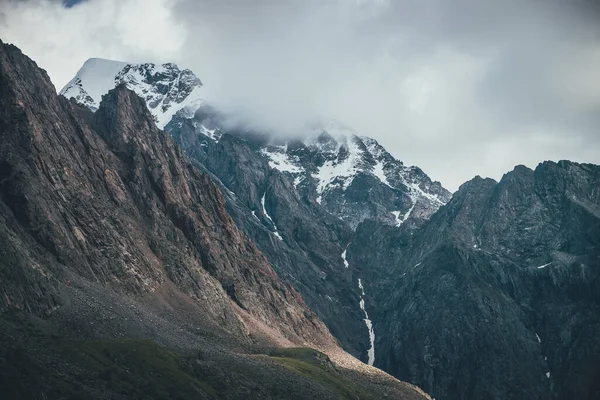 Úžasná Horská Krajina Zasněženými Horami Nízkých Mracích Skalnatá Střecha Zasněžená — Stock fotografie