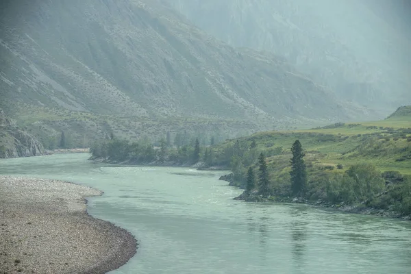 Geniş Dağ Nehri Olan Güzel Sisli Dağ Manzarası Koyu Yeşil — Stok fotoğraf