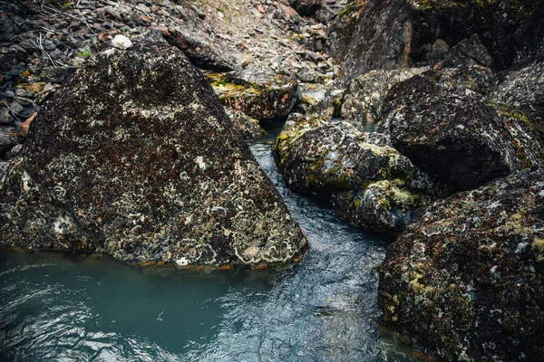 绿松石清澈水流在苔藓和地衣岩石之间的自然景观背景 在透明的山溪中 有苔藓石的大气山景 美丽的山溪 — 图库照片
