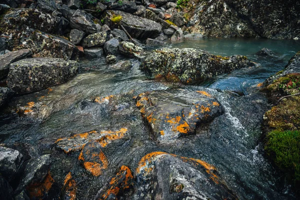 Живописный Природный Фон Бирюзового Прозрачного Ручья Воды Среди Скал Мхом — стоковое фото