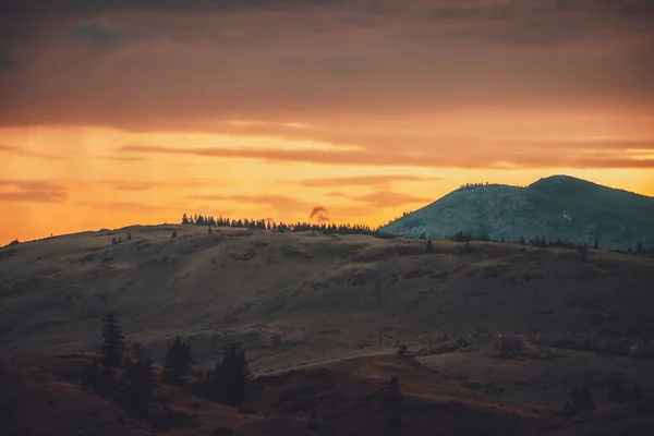 Atmosferyczny Krajobraz Sylwetkami Gór Drzewami Tle Pomarańczowego Świtu Nieba Kolorowe — Zdjęcie stockowe