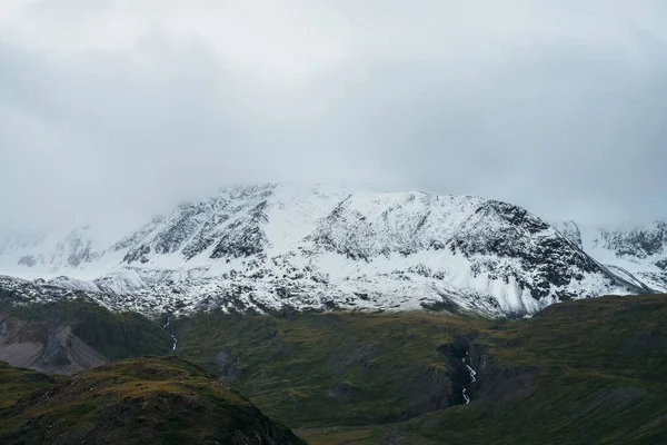 Paisaje Minimalista Tierras Altas Sombrías Con Altas Montañas Cubiertas Nieve — Foto de Stock