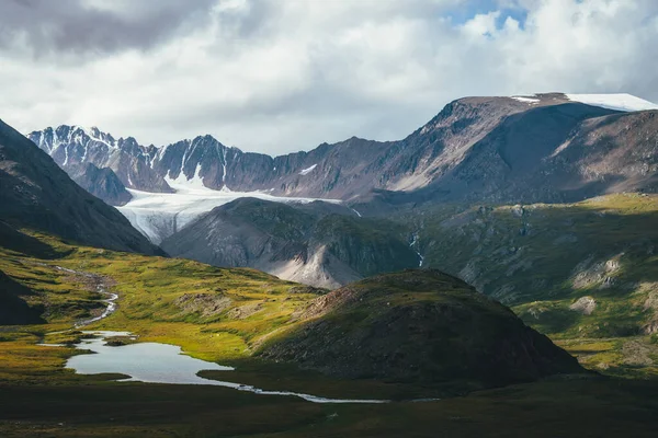 Scenic Alpine Landschap Met Bergmeer Zonovergoten Groene Vallei Gletsjer Onder — Stockfoto