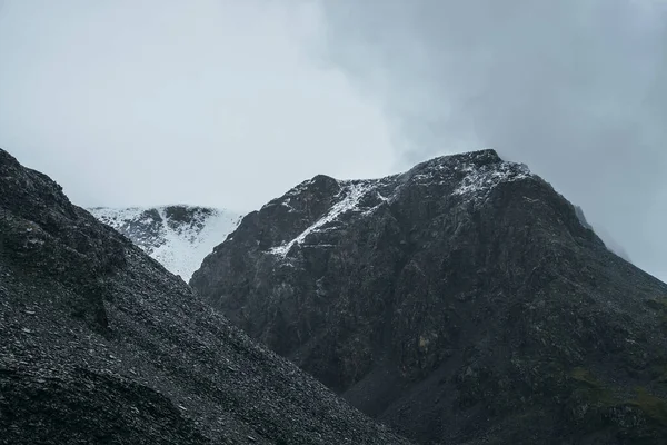 Minimalismo Montañoso Atmosférico Con Siluetas Altas Montañas Rocosas Negras Con —  Fotos de Stock