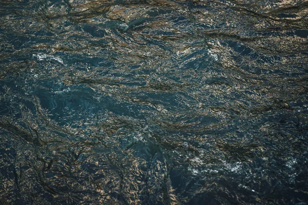 Ατμοσφαιρική Φύση Φόντο Του Χρυσού Νερού Της Λίμνης Βουνό Στην — Φωτογραφία Αρχείου