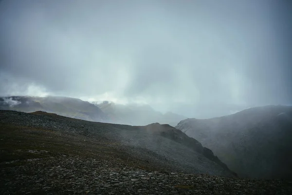 Темный Атмосферный Ландшафт Краю Пропасти Высокогорье Опасные Горы Бездна Среди — стоковое фото
