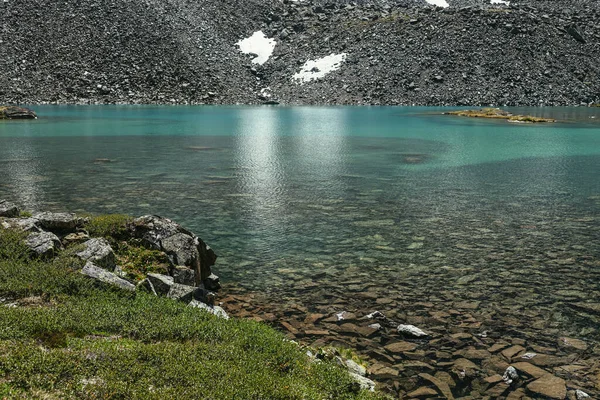 Sunny Beautiful Scenery Grasses Rocks Water Edge Mountain Lake Sunlight — Stock Photo, Image