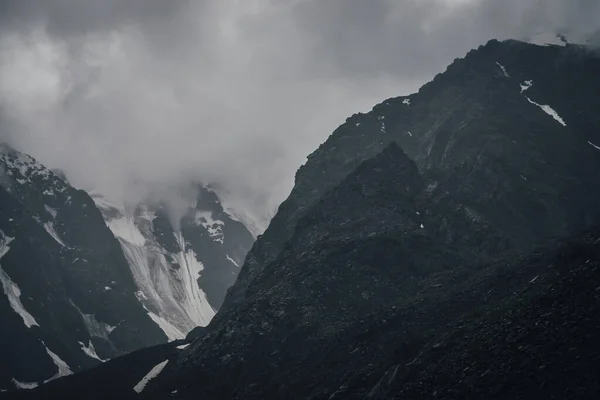 Paysage Montagneux Atmosphérique Sombre Avec Glacier Sur Des Roches Noires — Photo